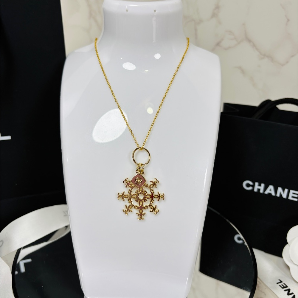 A-1DC-37: CHANEL Limited Edition Snowflake Charm Pendant on Golden Chain, NWOT - Picture 3 of 6